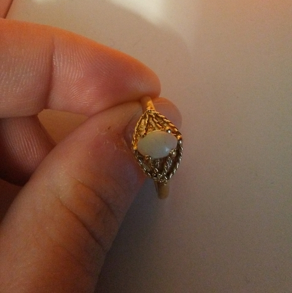 10K Yellow Gold Genuine Opal Solitare Vintage Ring size 4 - Picture 5 of 8